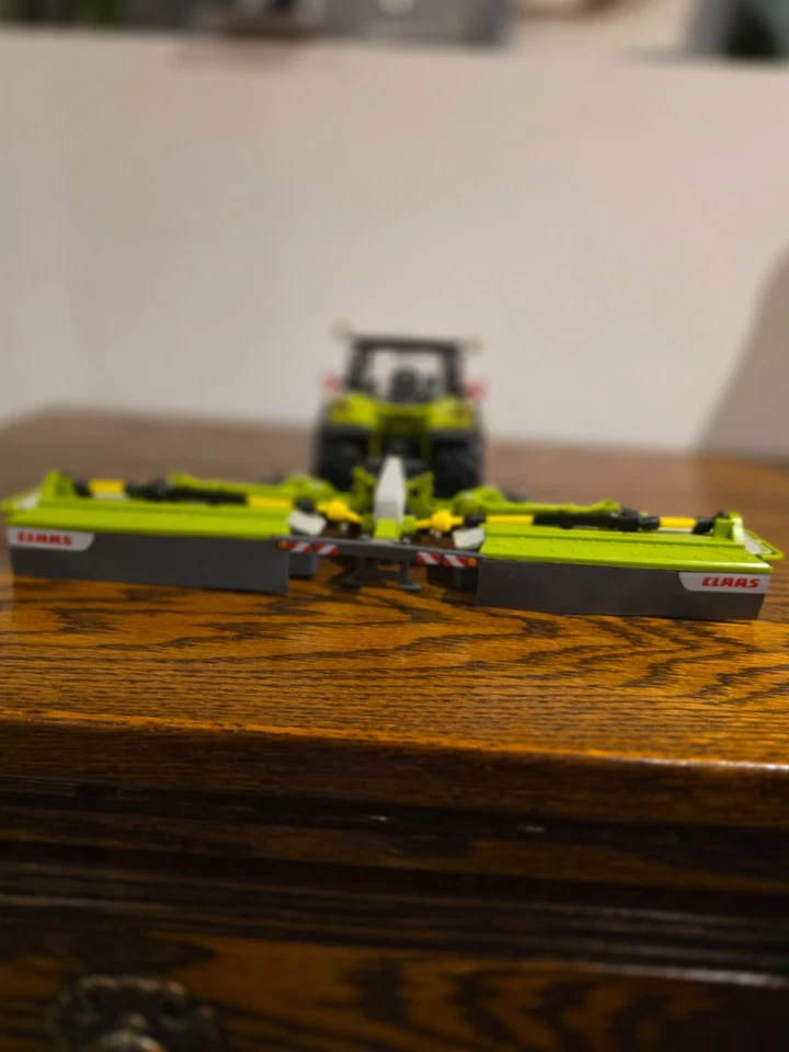 BRITAINS 1/32 CLAAS 660 ARION TRACTOR WITH MOWERS - Image 4 of 4