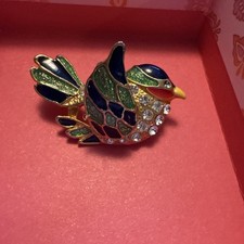 PIN PÁJARO VERDE Y AZUL 1/2” con ala batiente - bisutería
