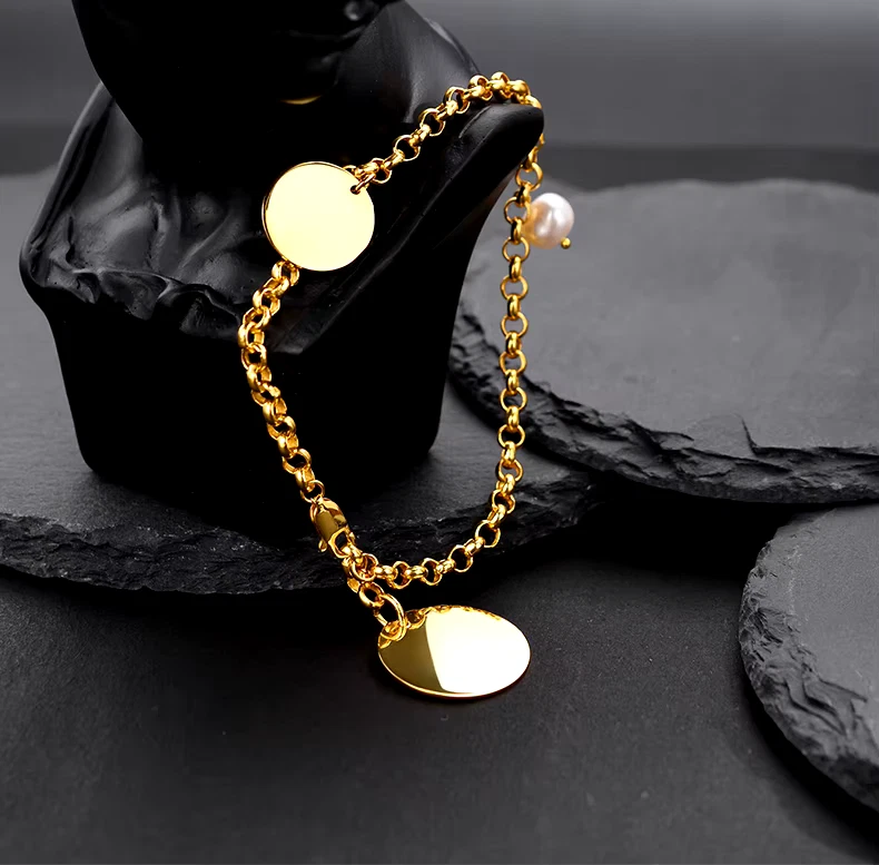 Pulseira corrente rolo moeda pérola barroca ouro 18K em prata - Imagem 2 de 4