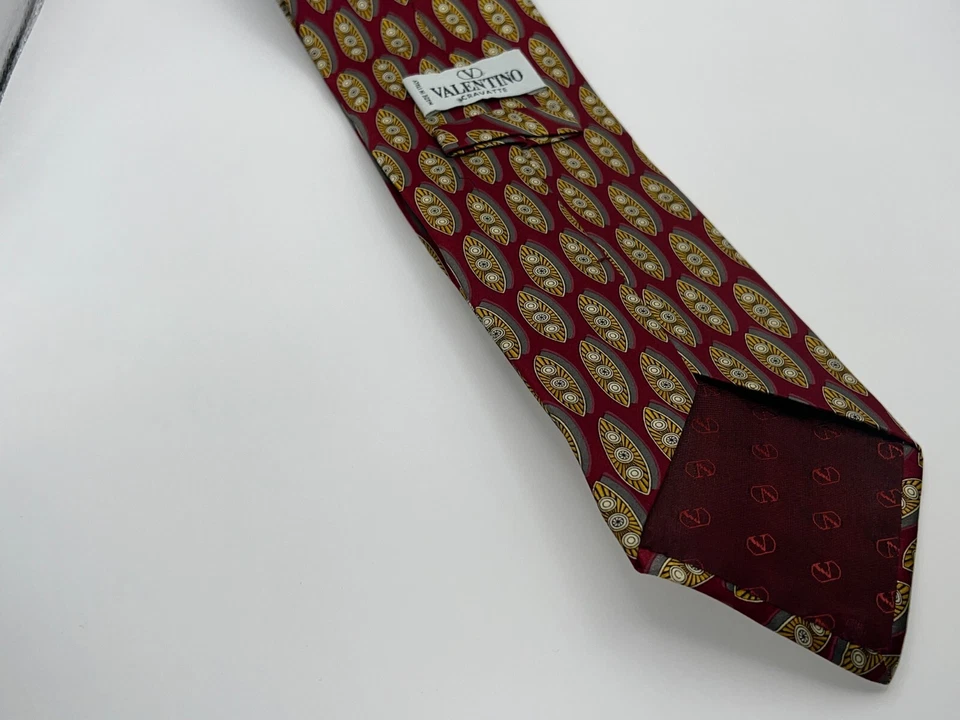 Corbata de seda Valentino rojo oscuro con diseño de formas oblongas doradas y plateadas Italia Foto 4 de 4