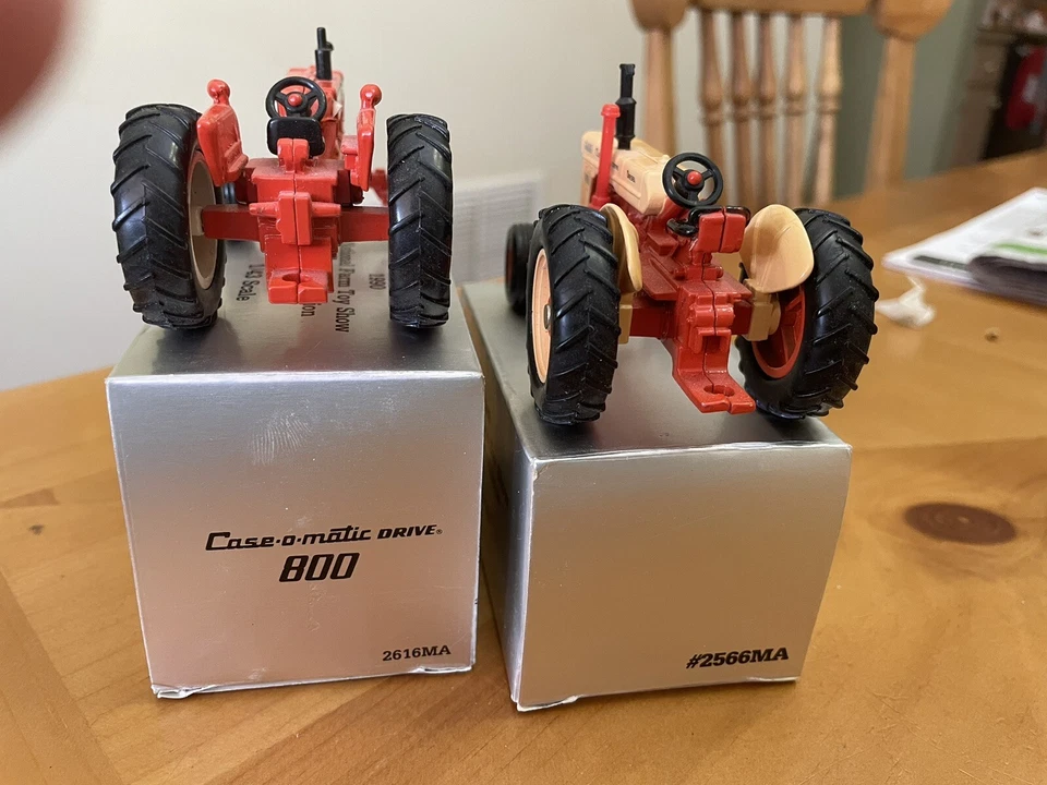 Toy Farmer 1989 Case Tractor 1/43 / 1990 Allis Chalmers , IH Corn Picker - Image 2 of 4