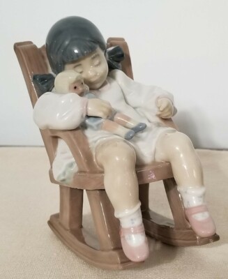 LLADRO 月に座る子供の像 6848 SIGNED Lladro Rocking Figurine Naptime Girl w/ Doll in Chair