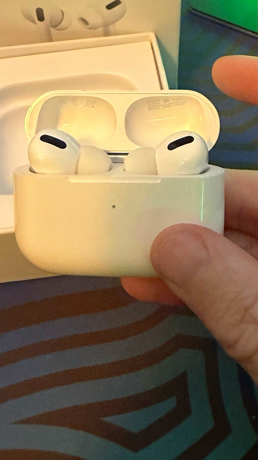 Active noise cancelling In-Ear Earbuds w/ Charging Case, Bluetooth white