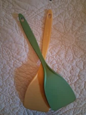 2 12 In Spatulas Nylon Heat Resistant To 400 Degrees Green And Yellow