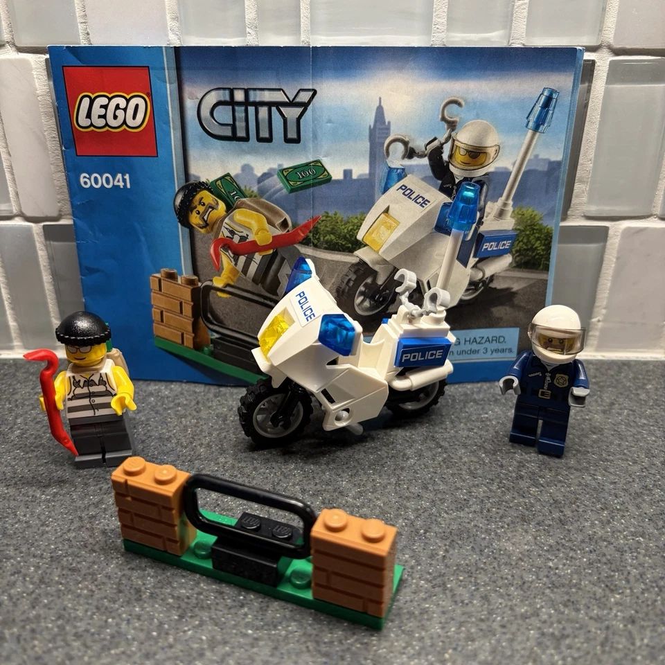 60041 LEGO CITY: Crook Pursuit Police Mororcycle Chase Instruction 100%Complete - Image 3 of 4