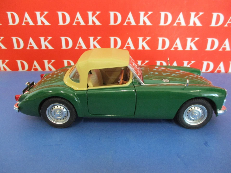 Die cast 1/18 Modellino Auto MG A MK.I Twin Cam Closed Soft Top 1959 by Triple9 - Immagine 4 di 4