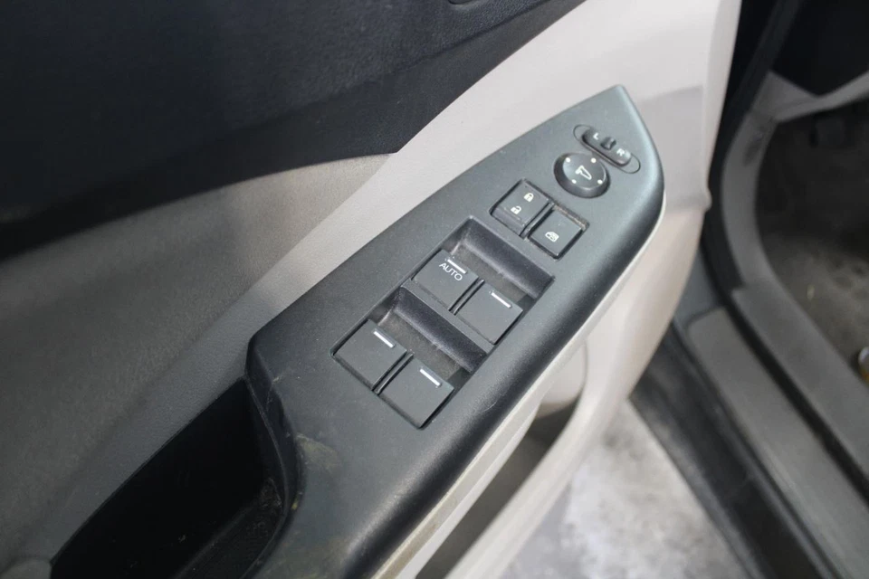 2014 Honda CR-V Left Front Door Trim Panel Gray OEM Used 94000 Miles - Imagem 2 de 4