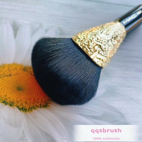 MAC Sprinkle of Shine Spazzola ventola viso medio - AUTENTICA NUOVA DI ZECCA - Foto 4 di 28