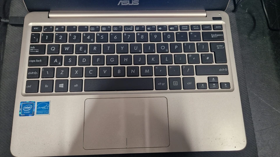 Asus E200H Laptop 2GB 32GB SSD Windows 10 Atom X5 Z8300 battery not charging - Image 4 of 4