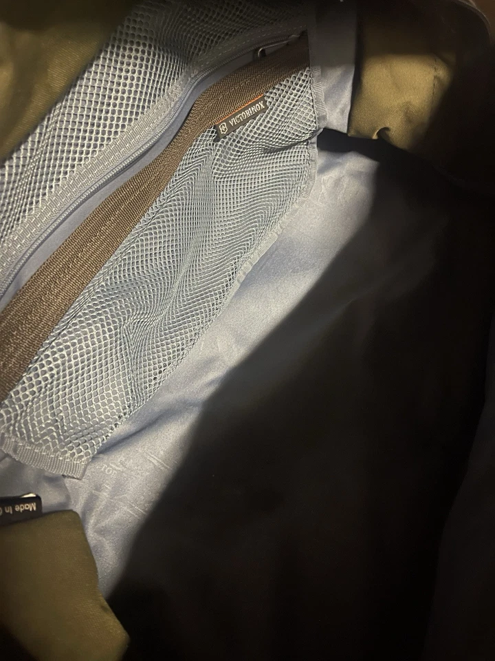 VICTORINOX SPORT GYM BAG DUFFLE TRAVEL - Image 4 of 4