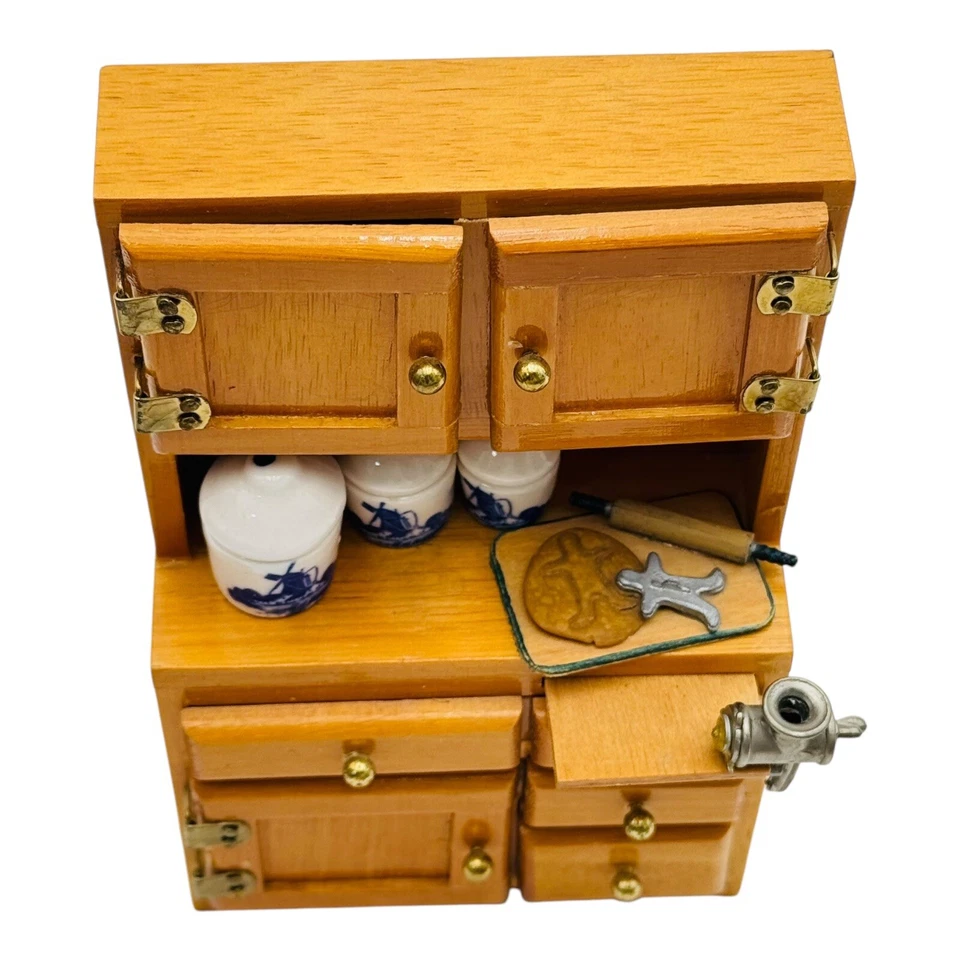 Gabinete de cocina de madera en miniatura Concord Museum con frascos molinillo de carne pan de jengibre Foto 4 de 4