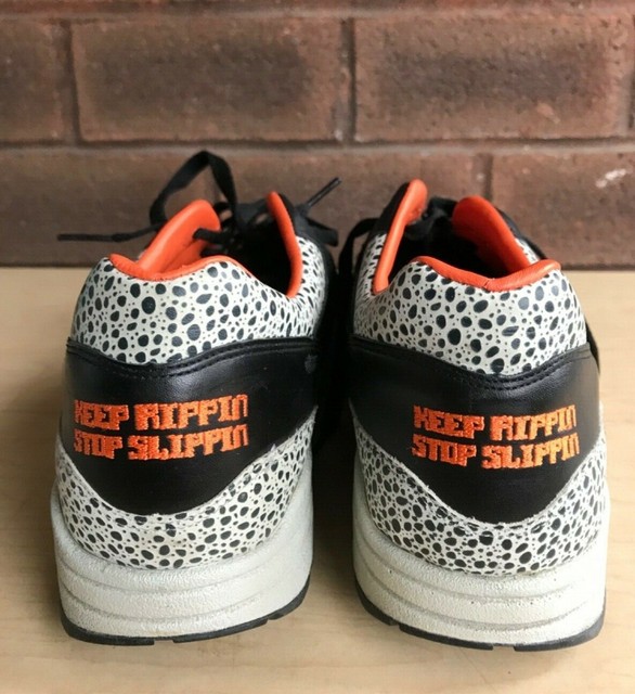 air max 1 supreme tech pack