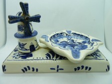 VINTAGE DELFT POTTERY; WINDMILL/ASHTRAY ON STAND (15cm LONG)
