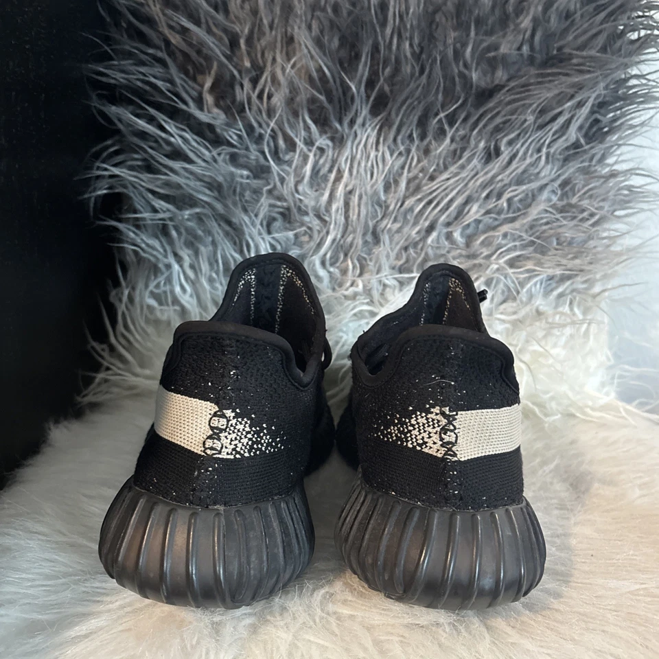 Talla 11 - Adidas Yeezy Boost 350 V2 Low Oreo Foto 3 de 4