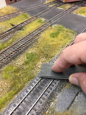 GAUGE MASTER Gleisreiniger Gummischienenreinigungsblock - KOSTENLOSE 24-STUNDEN-LIEFERUNG
