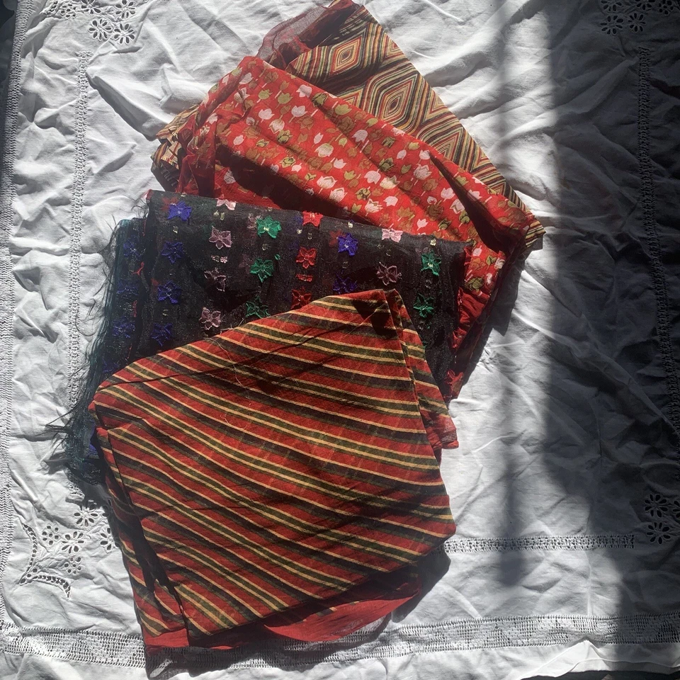 Paquete de tela cruda tejida delgada hindú del sur de Asia vintage con patrones rústicos audaces Foto 2 de 4