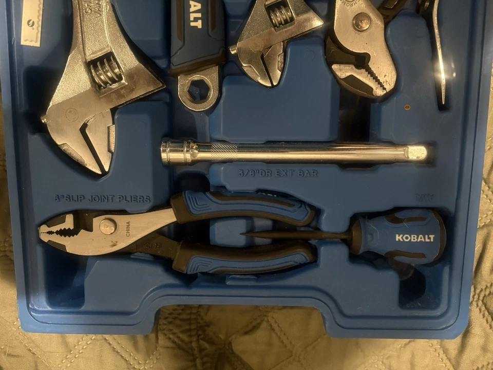 Juego de herramientas de cobalto con estuche; alicates, destornilladores, extensión, llave, etc. Foto 4 de 4