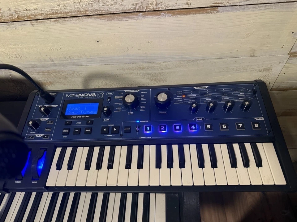 Sintetizador Novation MiniNova - Más de 256 sonidos y 37 controladores de teclas Foto 3 de 4