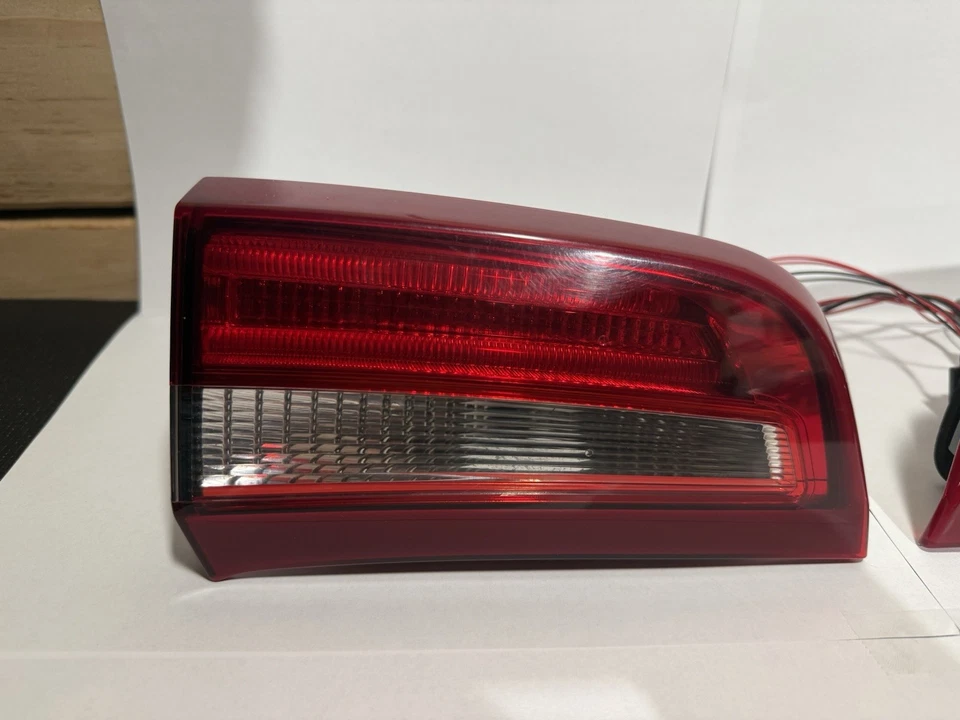 Juego Volvo S60 2011 2018 luz trasera montada en tapa maletero interior derecha e izquierda OEM Foto 2 de 4