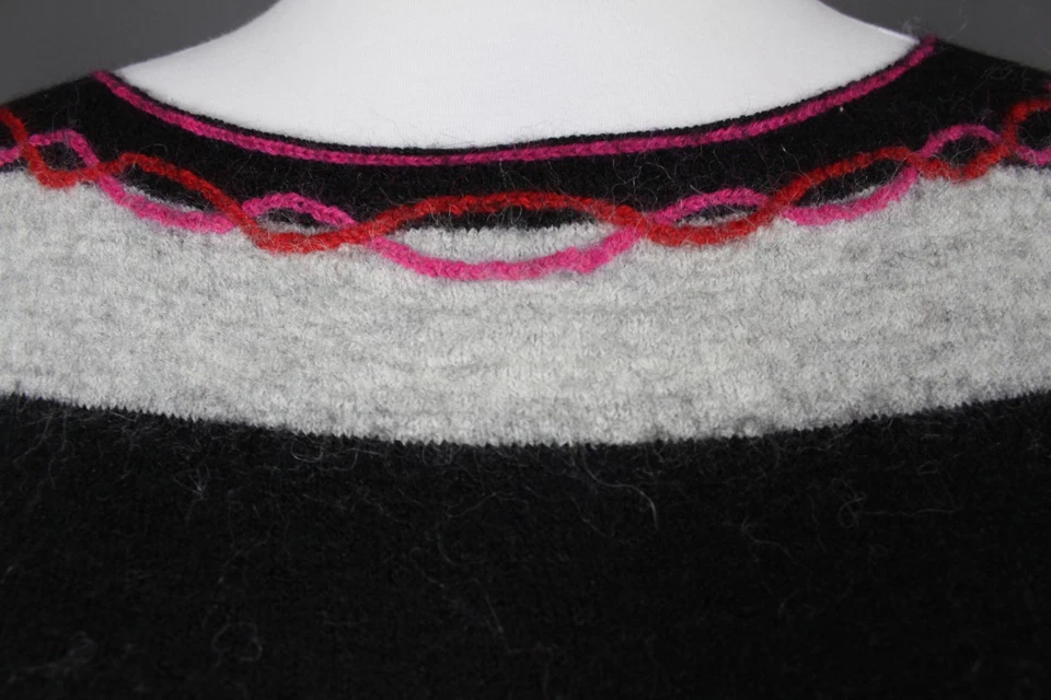 Suéter de malha Custo listrado preto e cinza manga longa gola redonda tamanho P - Imagem 4 de 4