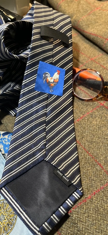 NEVER BEEN KISSED Oak Island Tienda Para Hombre: Nueva Corbata Para Hombre Plateada y Azul Foto 4 de 4