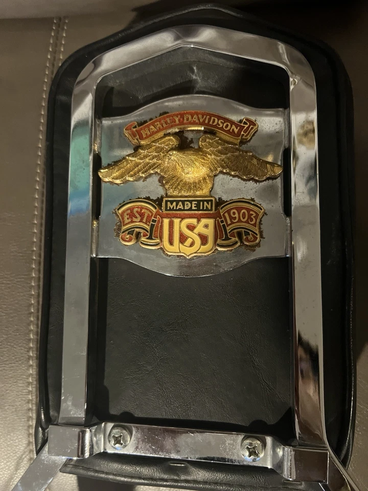 Assento Harley Davidson Chrome 1994 Sissy Est 1903 couro preto alado dourado - Imagem 2 de 4