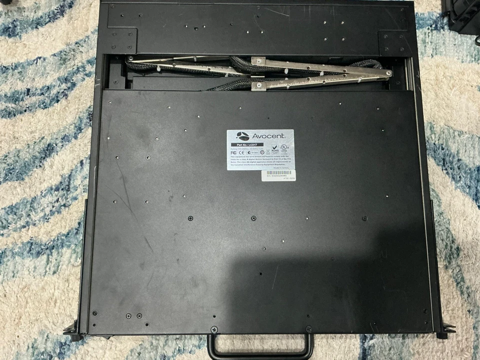 Avocent LCD17 17-inch dual rail LCD monitor with integrated keyboard and mouse - Image 3 of 4