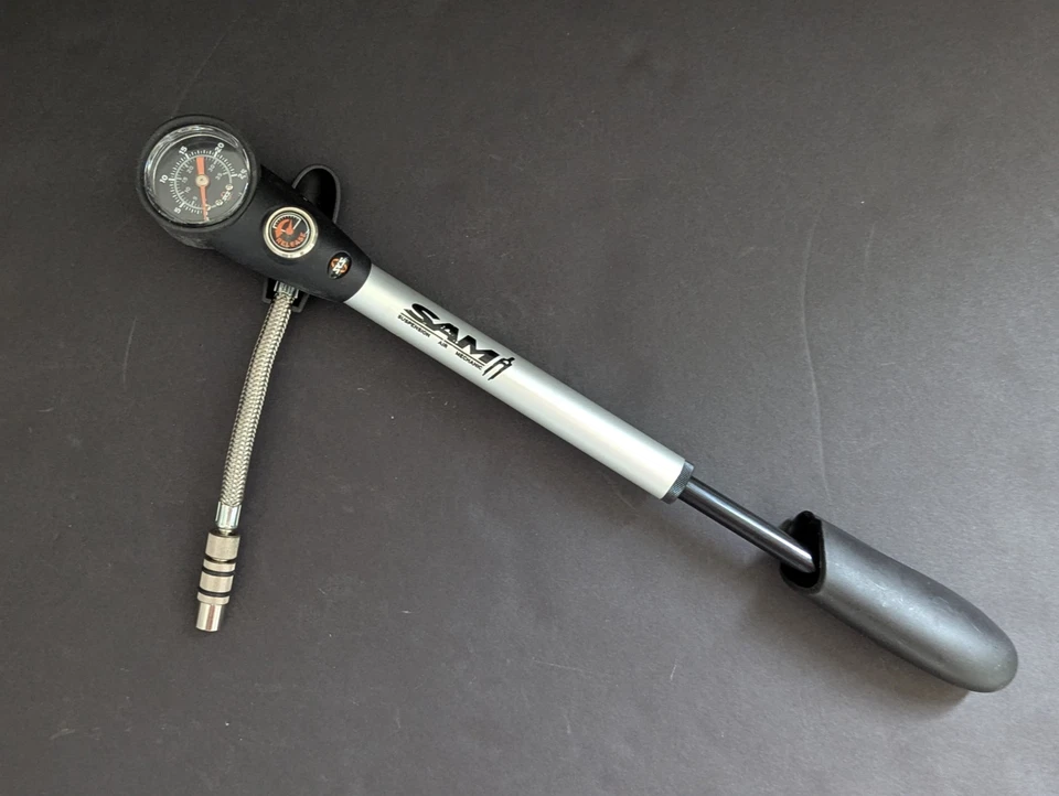 Bomba amortiguadora SKS Alemania SAM - Bomba de aire para válvulas AV con manómetro Foto 3 de 3