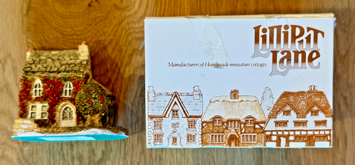 HOLLY COTTAGE vintage casa rossa con albero statuina da collezione con scatola LILLIPUT LANE - Foto 1 di 15