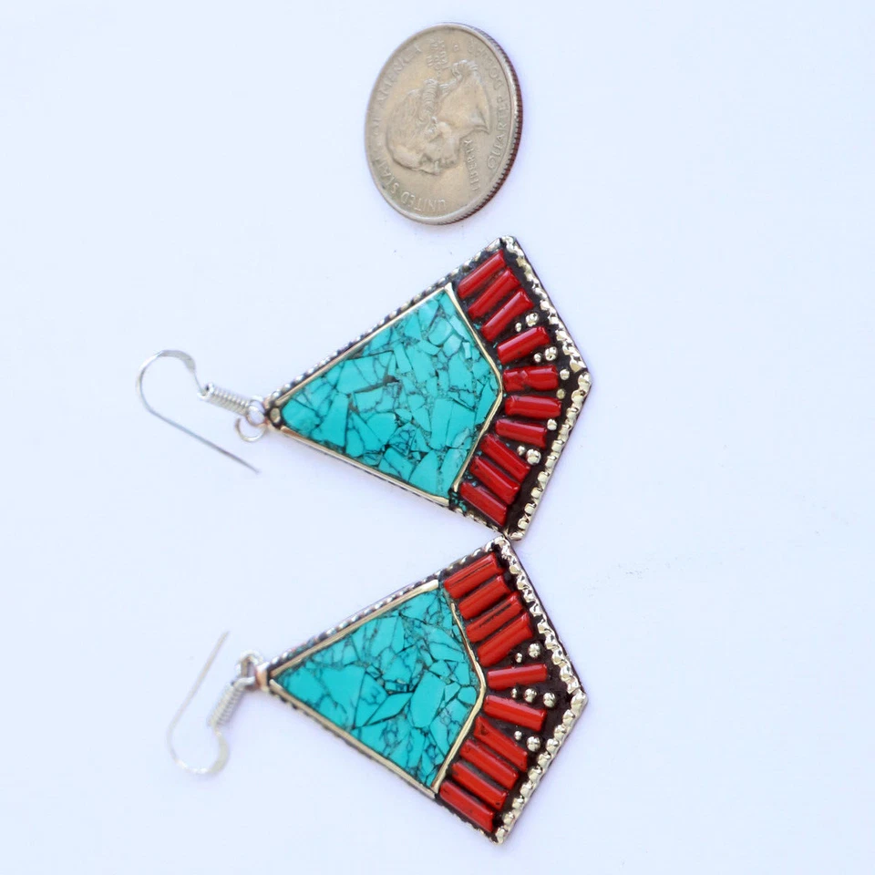 Encantador par de pendientes tibetanos vintage hechos a mano con incrustaciones de turquesa y coral Foto 4 de 4
