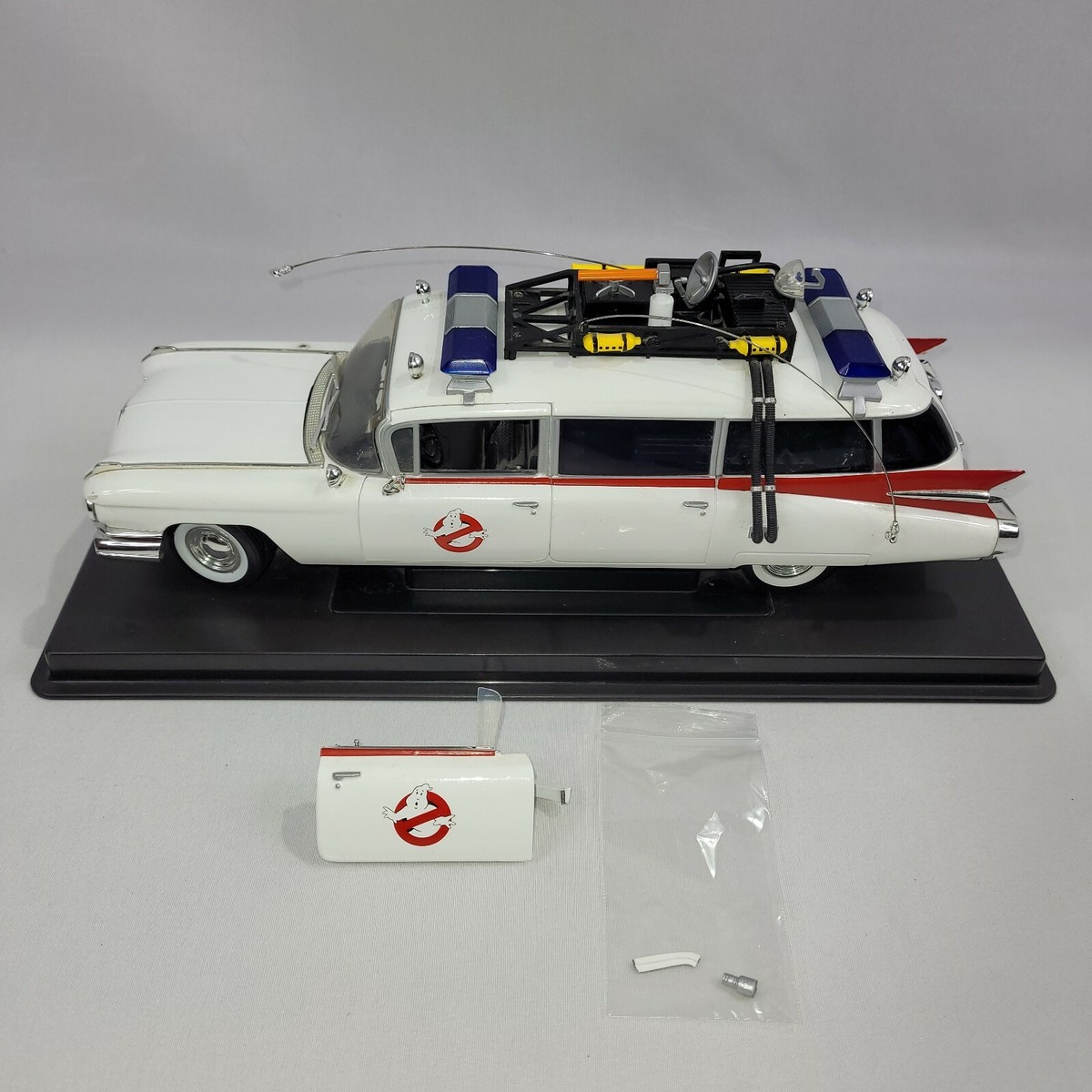 ミニカー GHOSTBUSTERS ECTO-1 1:21  DIE CAST L Ghostbusters 1/21 ERTL Ecto 1 Diecast 2004 Joyride Replica