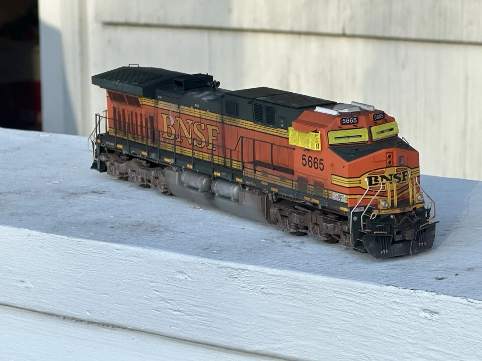 Custom Weathered HO Scale Athearn Genesis AC4400 BNSF Tsunami 2 - Image 4 of 4