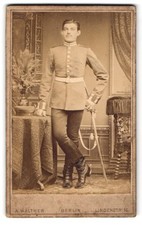 Fotografia A. Walther, Berlino, Lindenstr. 16, Ritratto di soldato in uniforme 
