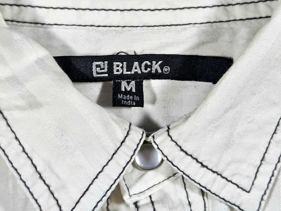 Camisa blanca con hebilla negra abotonada para hombre talla mediana Foto 3 de 4