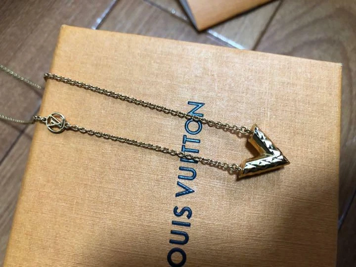 Louis Vuitton Necklace Women M64268 Collier Essential V Gold W/Box, Booklet