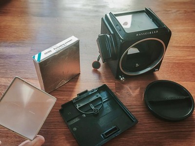 Hasselblad 501c Kamera mit Standard- u. Acute-Matte Mattscheibe u. Deckel
