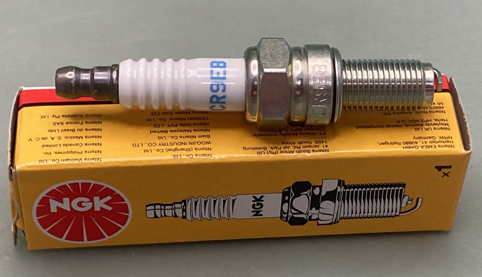 New Genuine NGK 6955 Spark Plug CR9EB