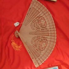 VINTAGE COLLECTIBLE JAPANESE CARVED WOOD FOLDING FAN WITH GLASS TOP BOX