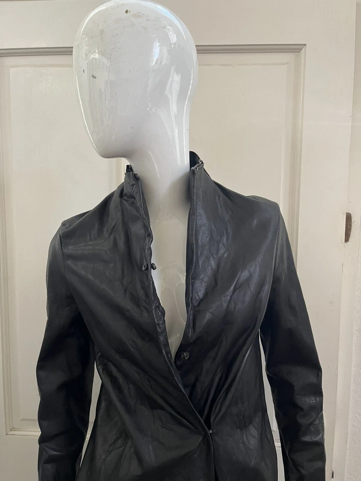 ¡VINTAGE! Cuero negro sin marca años 90 ¡RARO! Abrigo plumero largo $1,600 talla XS Foto 3 de 4