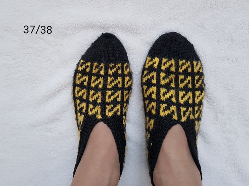 Chaussons Tricot Main Jaune & Noir Motifs Mignons – Taille 37/38/39 – Neufs Sans Boîte