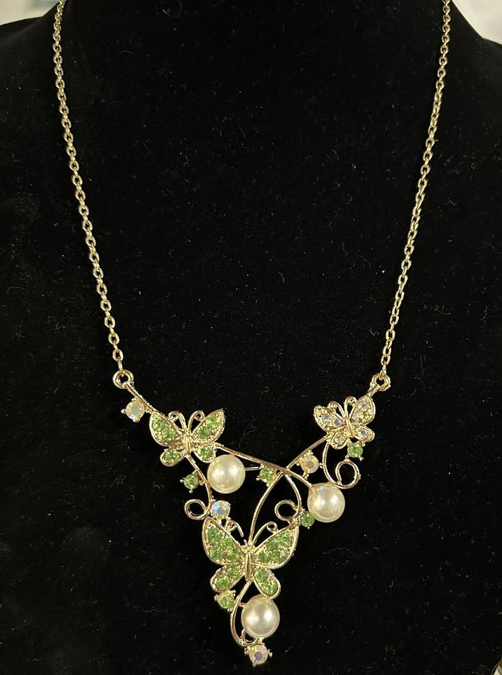 "Collar Betsey Johnson de 20"" con racimo de mariposa de cristal verde y perlas firmado"  Foto 3 de 4