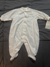 Pagliaccetto bianco Christian Dior nuovo con etichette grigio logo ricamo taglia M 12-17 libbre