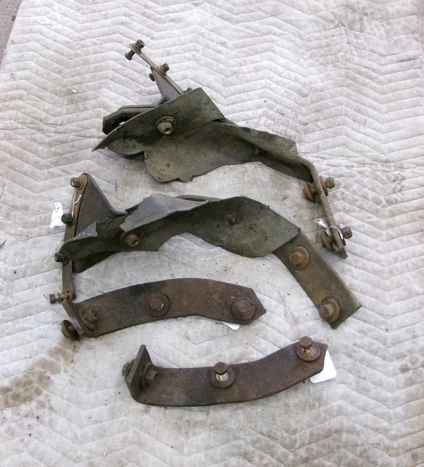 Juego completo de soportes de parachoques trasero Cadillac 1964 con pernos de colección OEM Foto 2 de 4