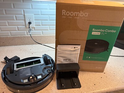 iRobot Y011020  Roomba Combo Essential Robot Vacuum & Mop missing roller