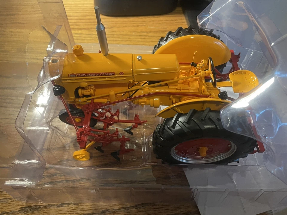 SpecCast 1/16 Minneapolis Moline"U"Gas Narrow Front Tractor w/2 row cultivator - Image 4 of 4