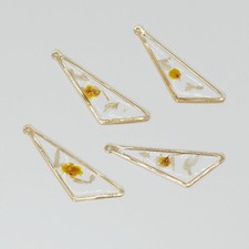 C 8PCS Gold Tone Dried Pressed Flower Resin Triangle Shape Charm Pendant GXE603