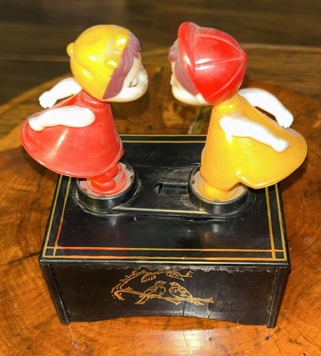 Vintage rare boy kissing girl moving music box/You Light Up My Life/Love Birds - Picture 4 of 24