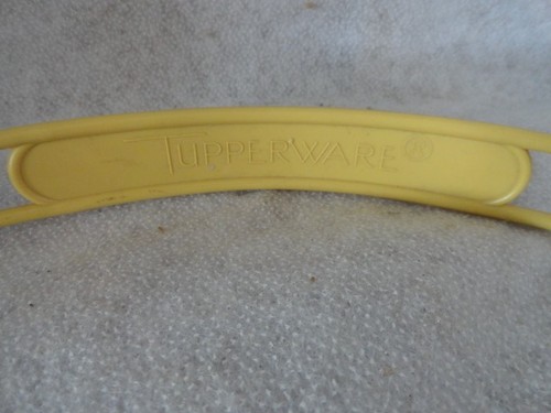 Tupperware 624-27 Manico Porta Torte 22 1/2" Oro - Foto 2 di 3