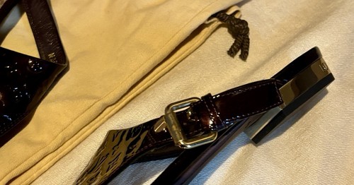 Sandali donna Louis Vuitton. Pelle verniciata marrone con accenti dorati. Taglia 6 - Foto 5 di 6