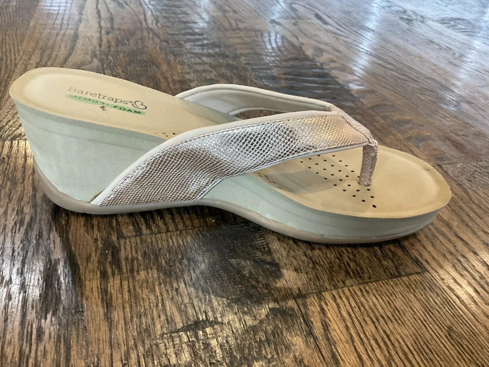 Sandalias de cuña BareTraps de espuma viscoelástica gammie oro rosa correa metálica para mujer 8 M Foto 3 de 4